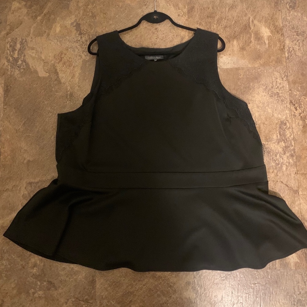 Black Peplum Top w/ Lace Appliqué 4X Additionelle - Picture 3 of 9